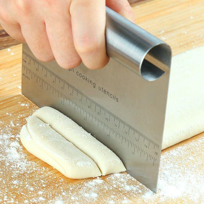 https://www.shopping-d.com/cdn/shop/products/CPKKitchenklassStainlesssteeldoughcutterwithscale15x12cm_800x800.png?v=1644724284